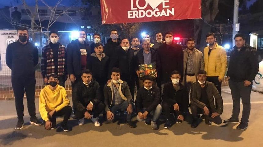 AK gen&ccedil;lerden Başkan Kaplan&rsquo;a doğum g&uuml;n&uuml; s&uuml;rprizi