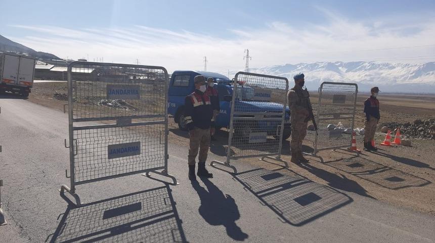 Erzincan&rsquo;da G&uuml;nebakan k&ouml;y&uuml; Covid-19 tedbirleri kapsamında karantinaya alındı