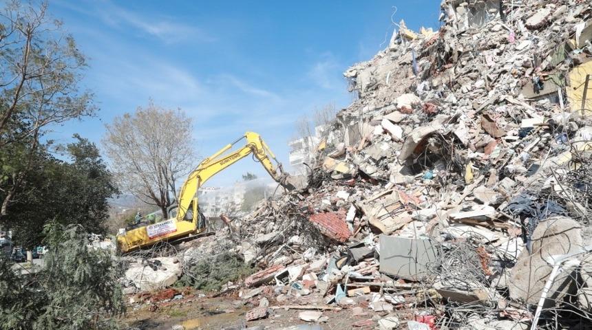 Bayraklı&rsquo;da ağır hasarlı binalar yıkılıyor