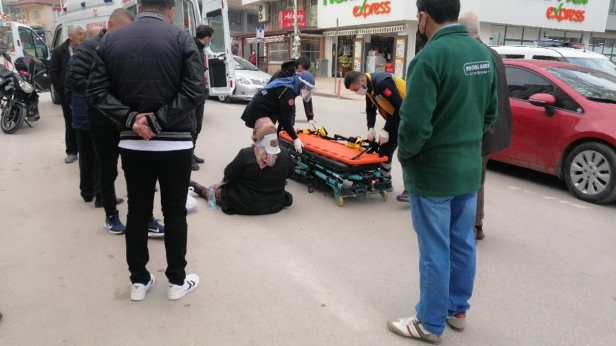 Motosikletin &ccedil;arptığı kadın yaralandı