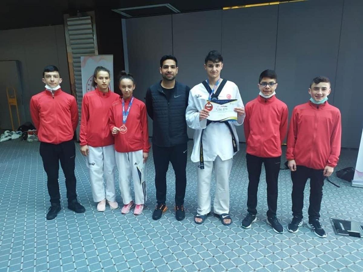 Şampiyonadan madalya ile d&ouml;nd&uuml;ler