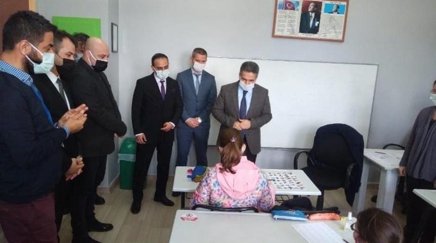 Kaymakam Taş&ccedil;ı y&uuml;z y&uuml;ze eğitime başlayan &ouml;ğretmen ve &ouml;ğrencilerle buluştu