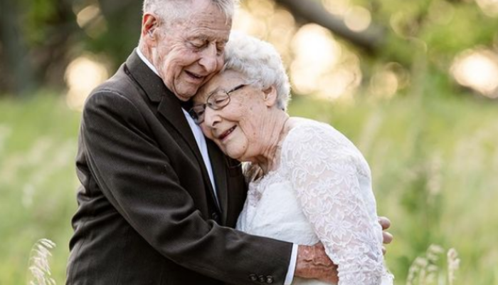 Evliliklerinin 61. yıl dönümünü ilk günkü heyecanlarıyla kutladılar! Görenlerini kendilerine hayran bıraktılar
