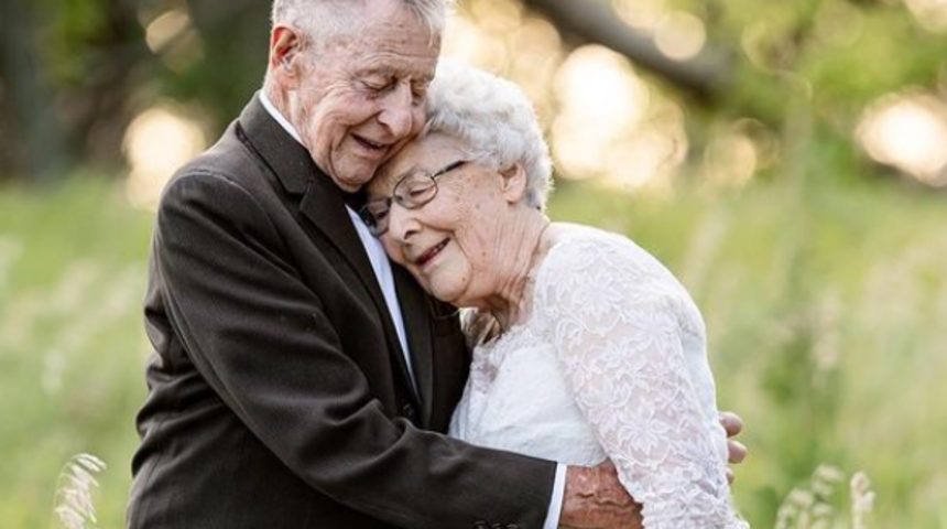 Evliliklerinin 61. yıl dönümünü ilk günkü heyecanlarıyla kutladılar! Görenlerini kendilerine hayran bıraktılar