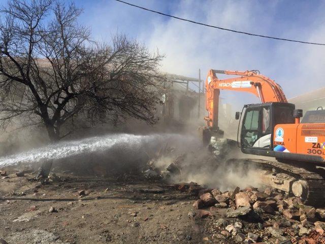 Pursaklar metruk yapılardan arındırılıyor