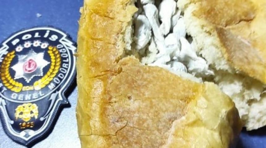 Polisler bile şaşırdı: Ekmek arasına uyuşturucu gizlediler