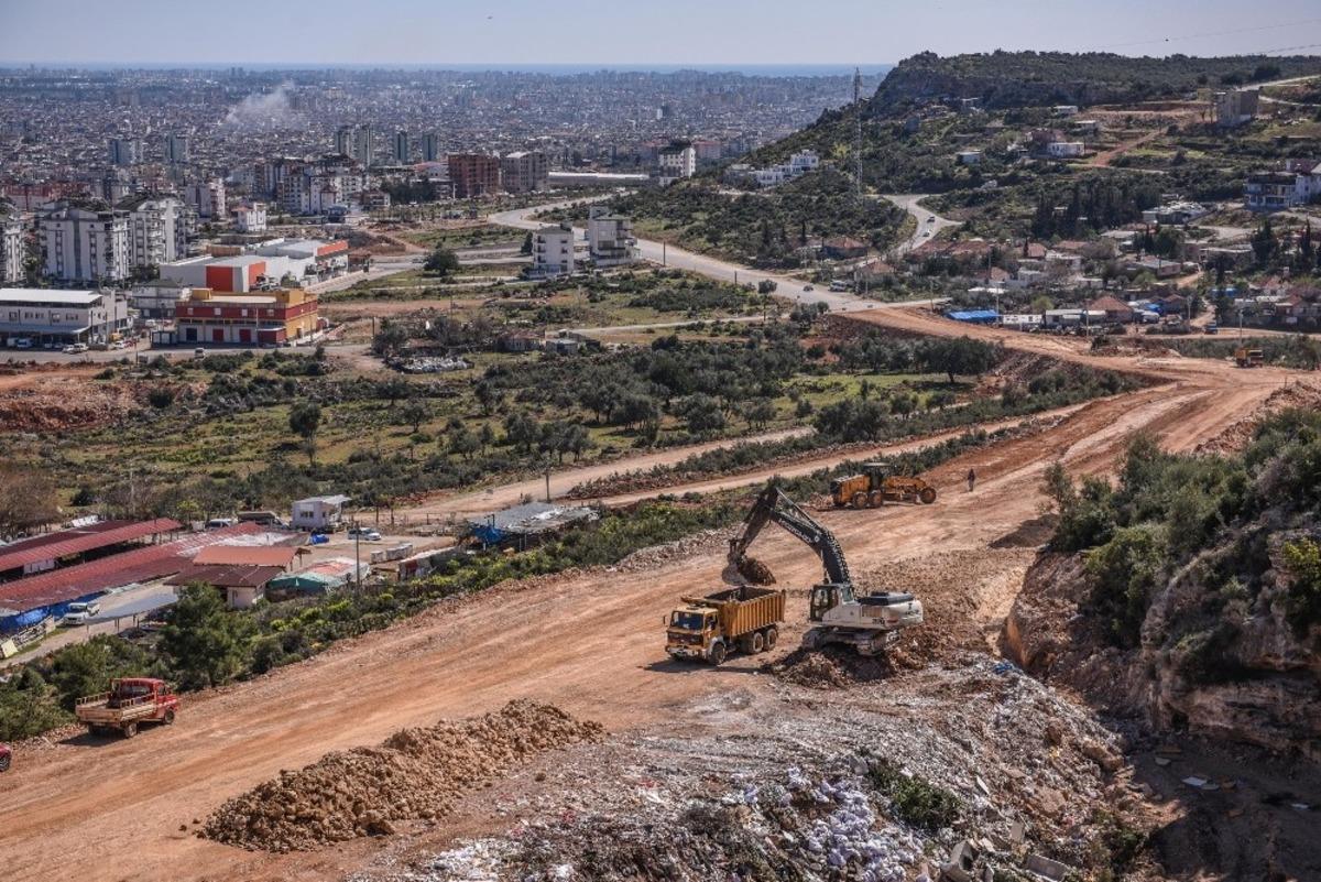 Karayolu i&ccedil;in 13 bin kamyon hafriyat, 3 bin kamyon karşılığı kaya kaldırıldı