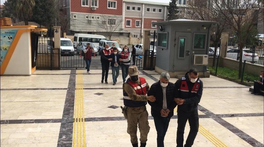 Şanlıurfa&rsquo;da takibe alınan cipte 6 tabanca ele ge&ccedil;irildi