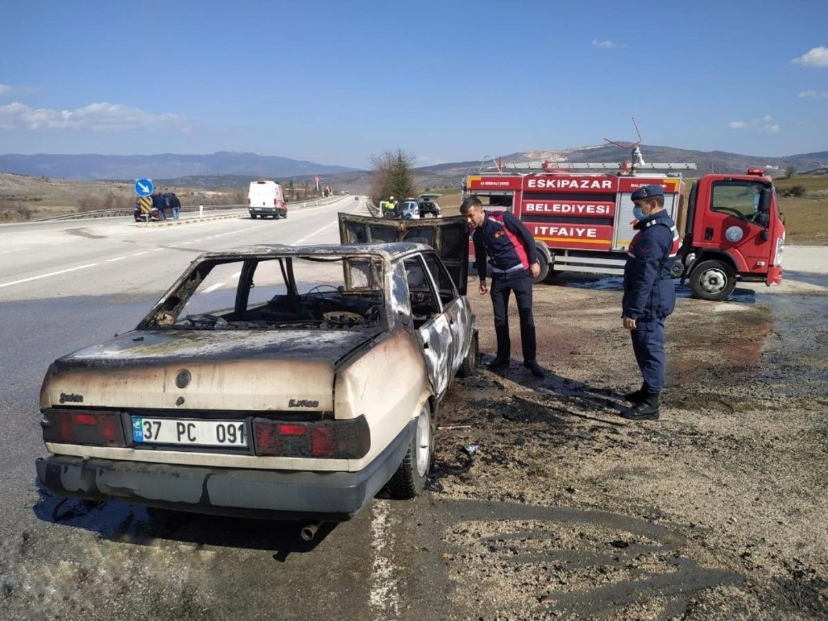 Seyir halindeki otomobil alevlere teslim oldu