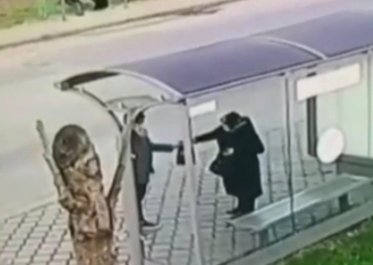 FET&Ouml; korkusu ile dolandırdılar paraları sayarken yakalandılar