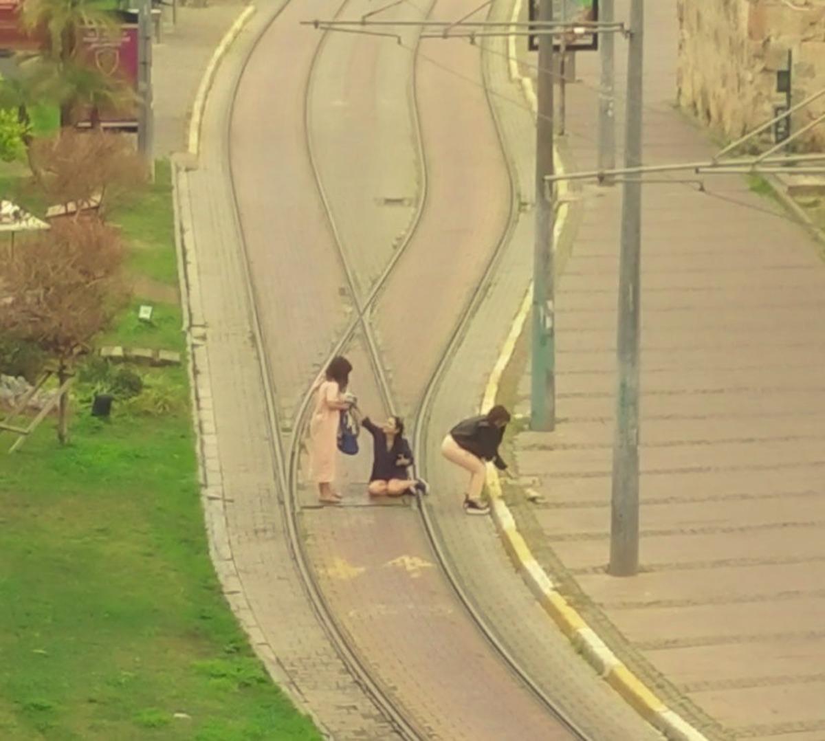 Turistlerin, tramvay yolunda canlarını hi&ccedil;e saydıkları selfi &ccedil;ılgınlığı