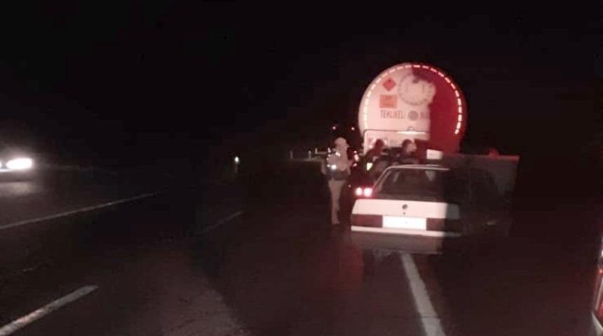 Yola &ccedil;ıkan başıboş eşek kazaya neden oldu: 2 yaralı