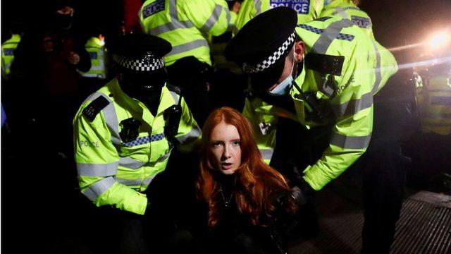 Patsy Stevenson, Londra'nın Clapham Common semtindeki anma etkinliğine polis müdahalesi sırasında yere yatırılıp ters kelepçe yapılarak gözaltına alınmıştı. Stevenson'ın fotoğrafları, sert polis müdahalesinin simgesi haline geldi ve fotoğrafları sosyal medyada binlerce kez paylaşıldı.