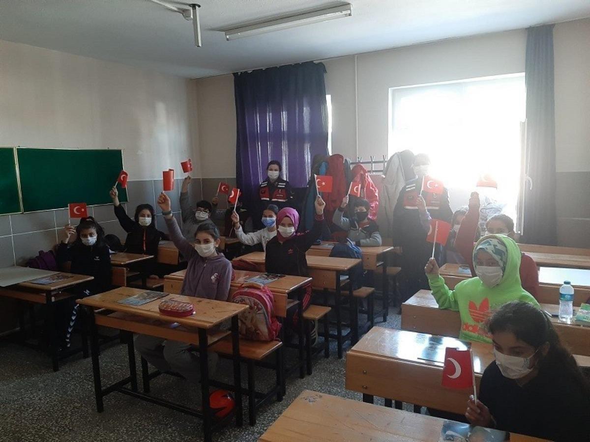 Jandarma ekipleri okullardaki &ouml;ğrencileri bilgilendiriyor