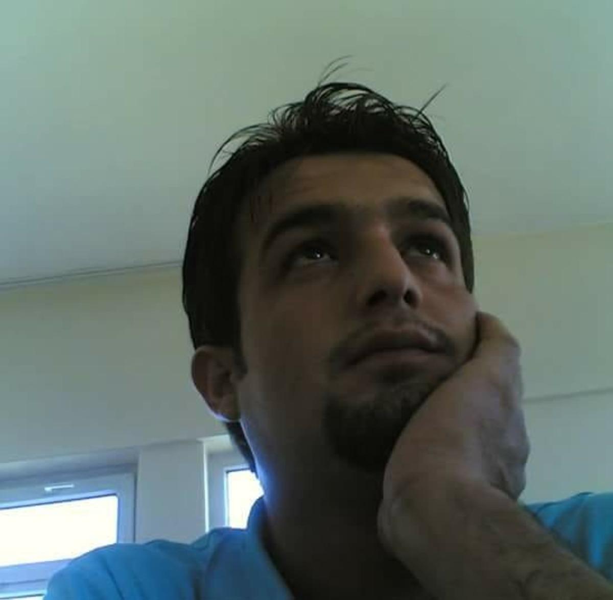 Kamyonetle &ccedil;arpışan motosikletin s&uuml;r&uuml;c&uuml;s&uuml; hayatını kaybetti