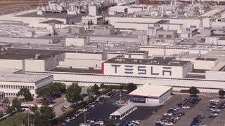 ABD'deki Tesla fabrikasında yüzlerce kişi Kovid-19'a yakalandı