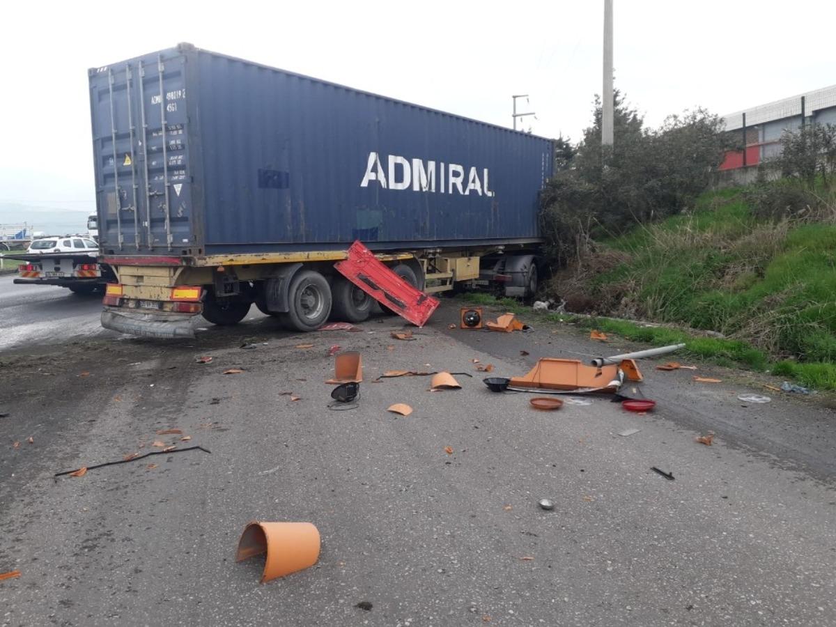 İzmir&rsquo;de faciadan d&ouml;n&uuml;ld&uuml;: İki tır ile kamyon &ccedil;arpıştı