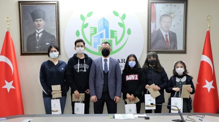 Kayapınar Kaymakamı Ko&ccedil;, başarılı &ouml;ğrencileri &ouml;d&uuml;llendirdi