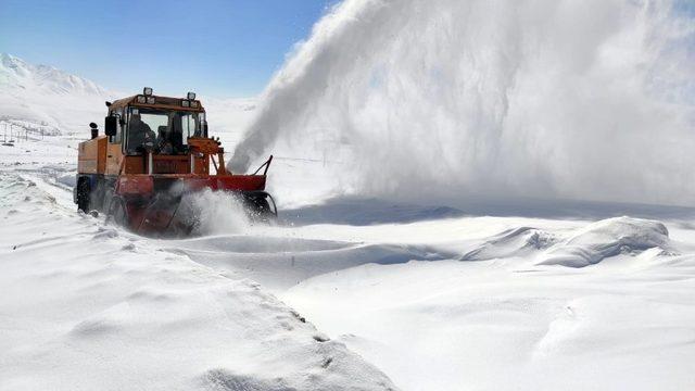 Van Büyükşehir Belediyesi’nin kar mesaisi sürüyor