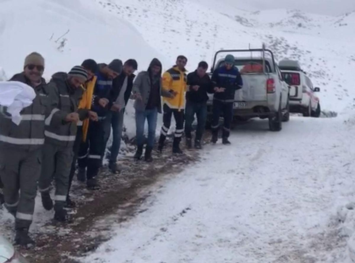 Kar nedeni ile kapanan yolun a&ccedil;ılmasını halay &ccedil;ekerek beklediler