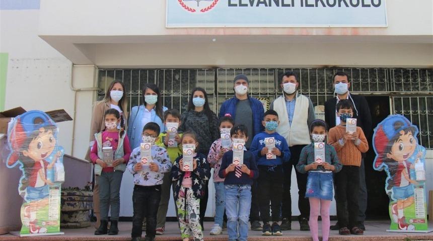 Eczacılardan &ouml;ğrencilere maske ve dezenfektan desteği