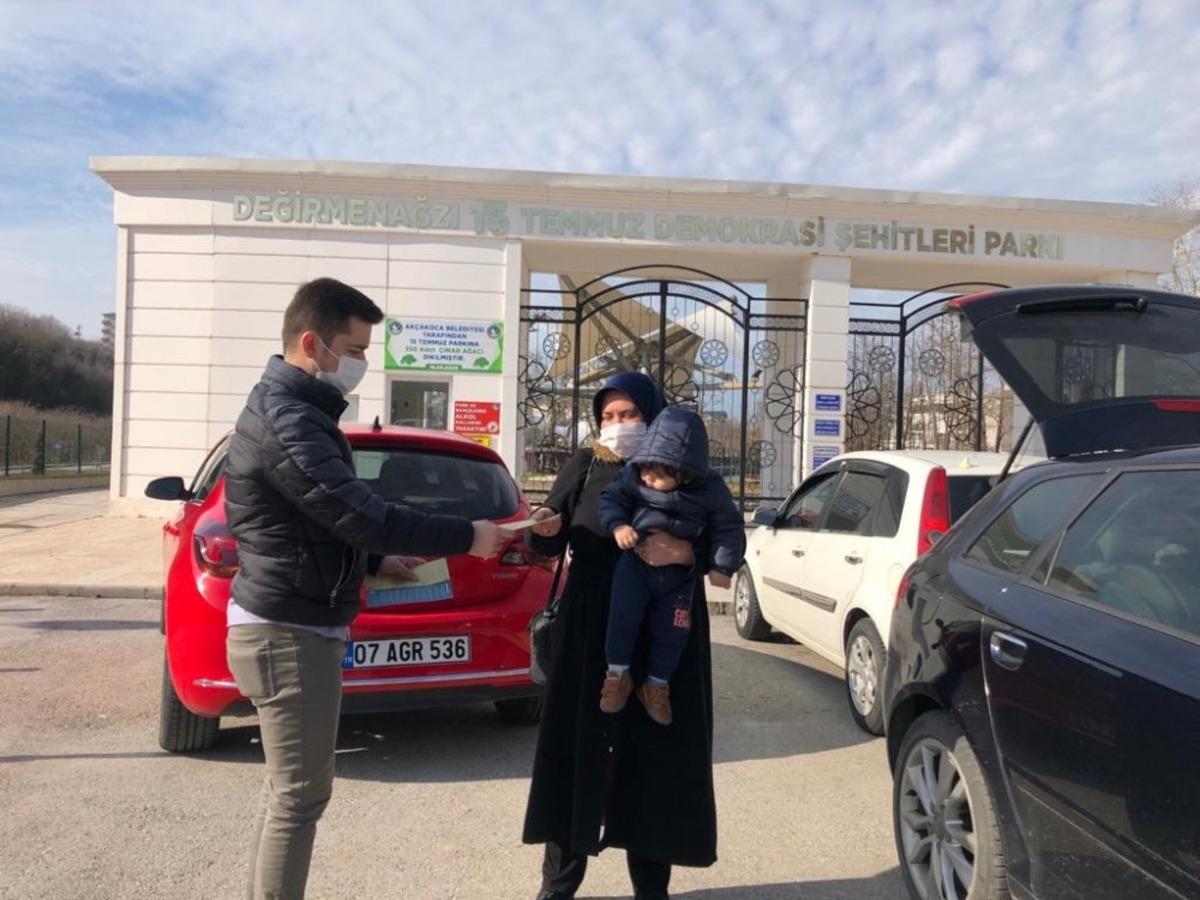 Gen&ccedil; Memur-Sen &uuml;yeleri İstiklal Marşı yılında broş&uuml;r dağıttı