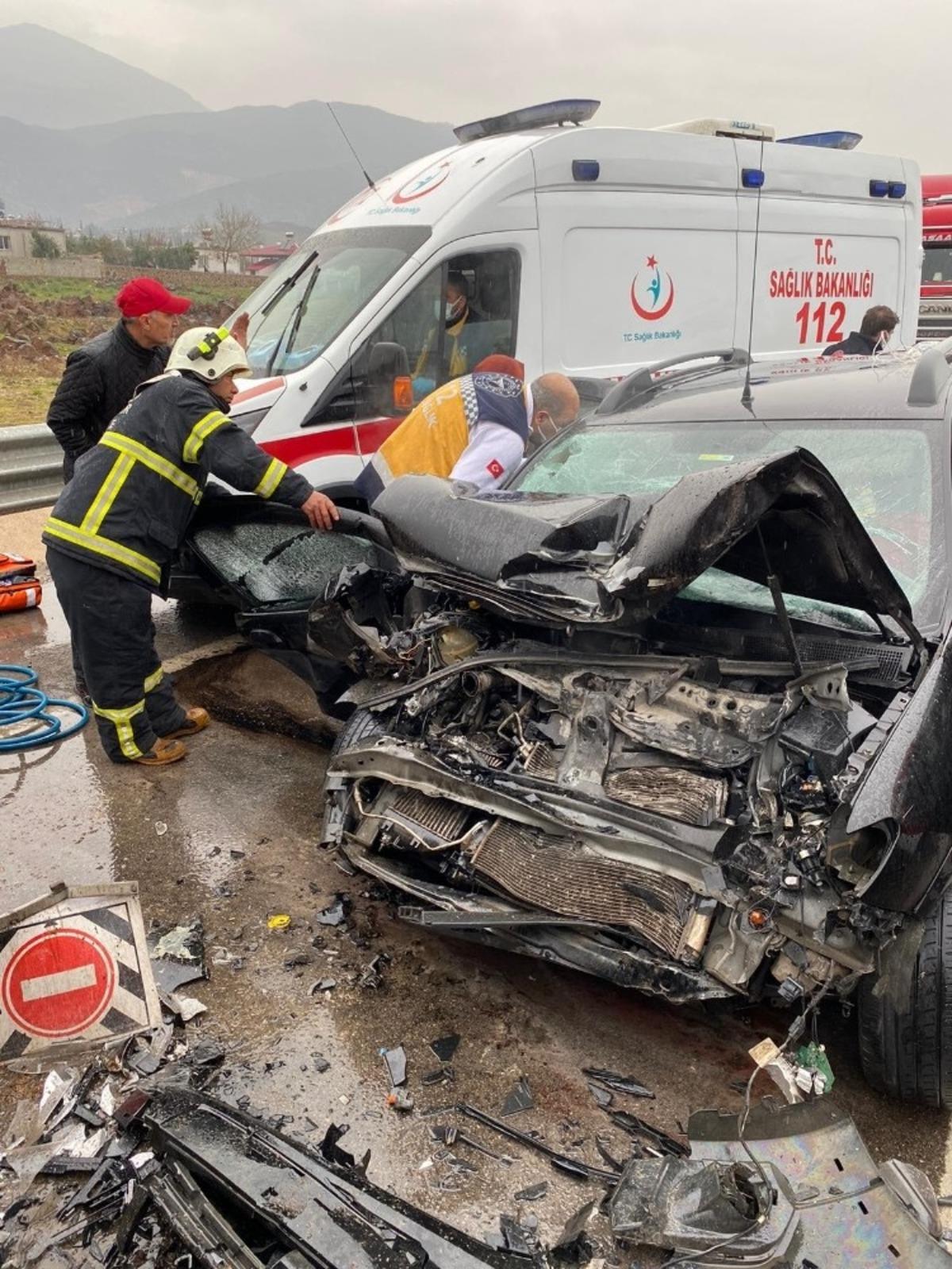 Otomobil &ccedil;ekiciye &ccedil;arptı: 2 yaralı