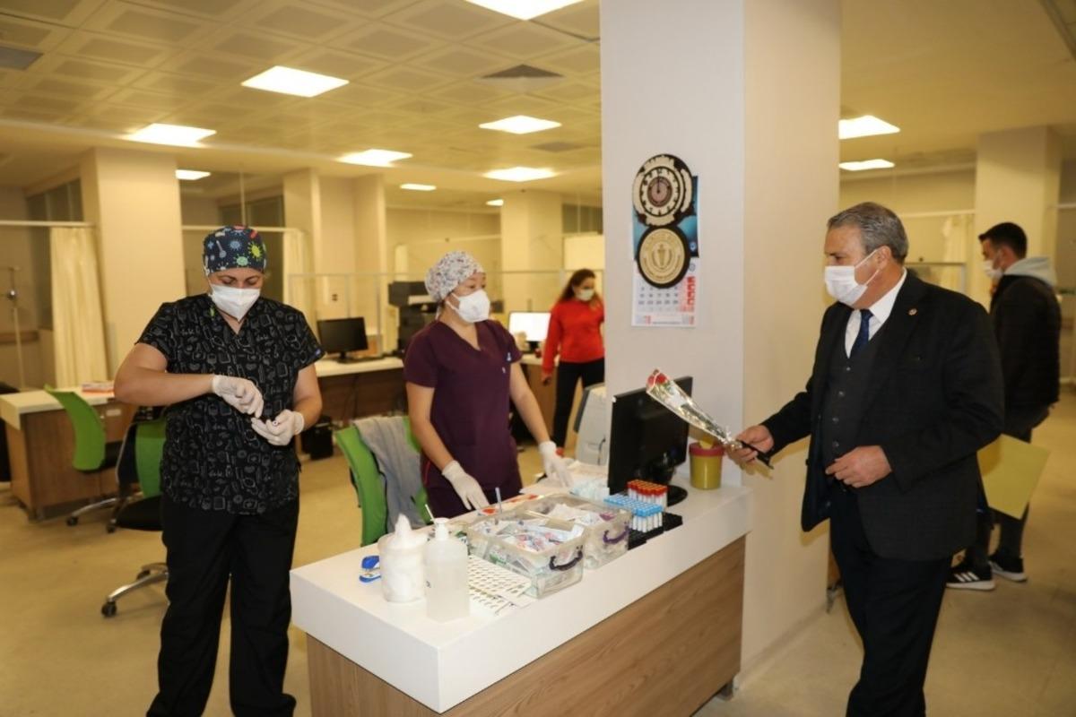 Başkan &Ccedil;er&ccedil;i, sağlık &ccedil;alışanlarını unutmadı