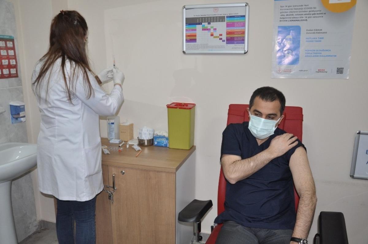 Vali T&uuml;rker &Ouml;ks&uuml;z&rsquo;e ikinci doz aşısı yapıldı