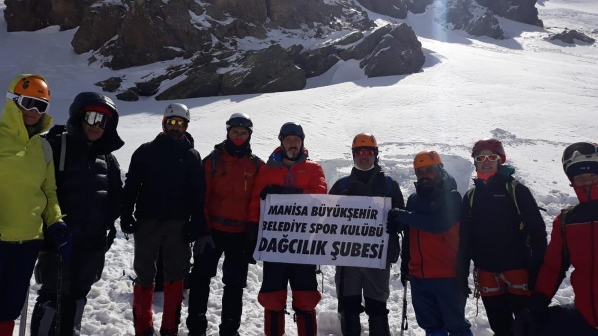 Manisalı dağcılar Erciyes&rsquo;in zirvesinde eğitime katıldı