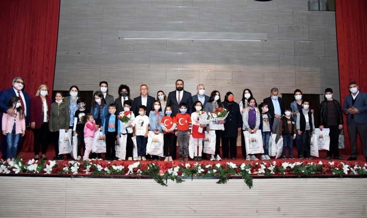 İstiklal Marşı G&uuml;zel Okuma yarışmasında dereceye girenlere &ouml;d&uuml;lleri verildi