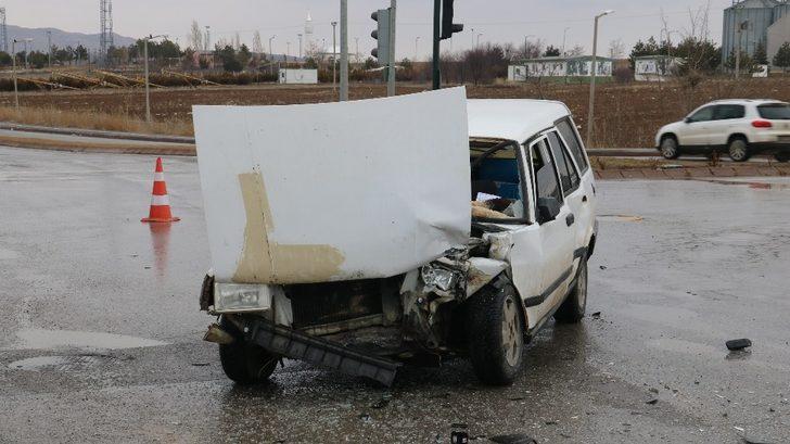 Sivas’ta otomobiller kavşakta çarpıştı: 2 çocuk yaralandı G2