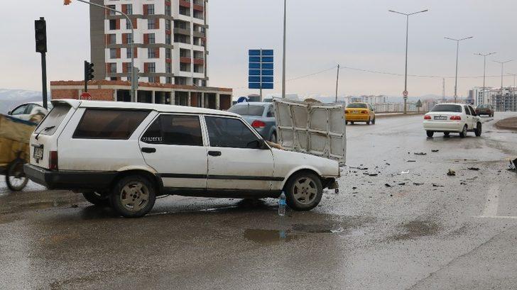 Sivas’ta otomobiller kavşakta çarpıştı: 2 çocuk yaralandı G3