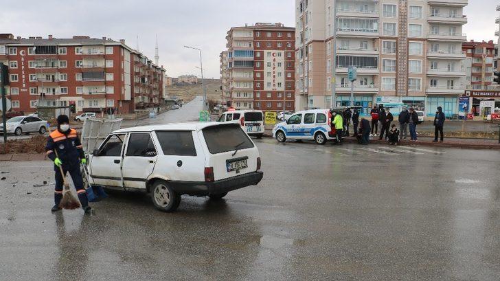 Sivas’ta otomobiller kavşakta çarpıştı: 2 çocuk yaralandı G4