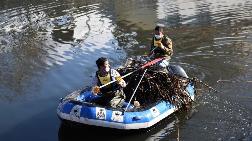 Yeşilırmak&rsquo;tan 20 ton atık &ccedil;ıkartıldı