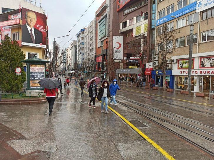 Meteorolojinin uyarılarını dikkate almayan vatandaşlar soluğu saçak altılarında aldı G3