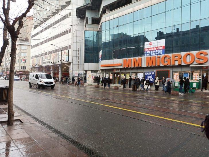 Meteorolojinin uyarılarını dikkate almayan vatandaşlar soluğu saçak altılarında aldı G4