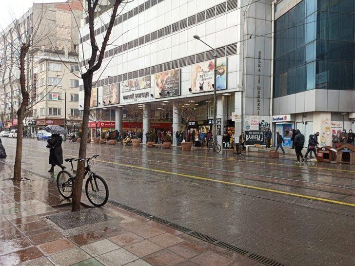 Meteorolojinin uyarılarını dikkate almayan vatandaşlar soluğu saçak altılarında aldı G5