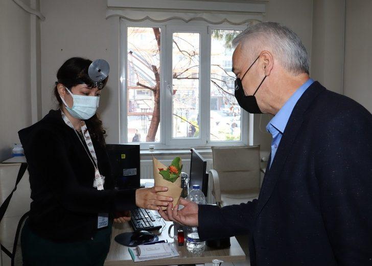 Başkan Bilgin, sağlık çalışanlarına çiçek dağıttı G1