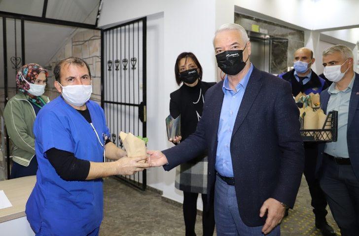 Başkan Bilgin, sağlık çalışanlarına çiçek dağıttı G2