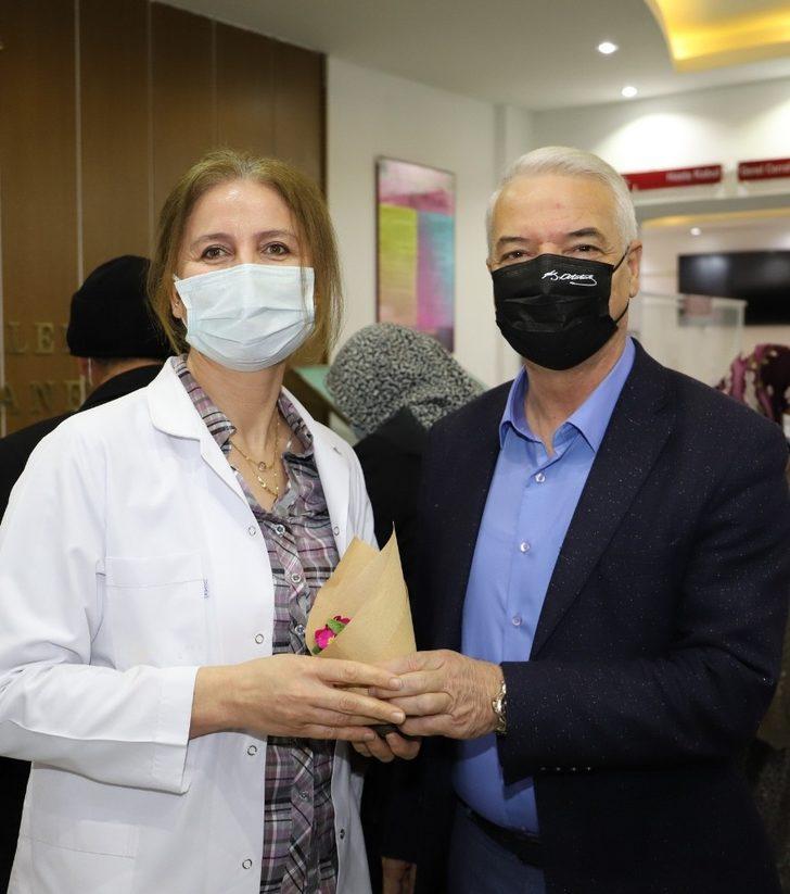 Başkan Bilgin, sağlık çalışanlarına çiçek dağıttı G4