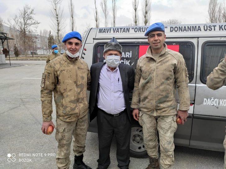 Van’a gelen ‘Elmacı Dede’  İl Jandarma Komutanlığını ziyaret etti G3