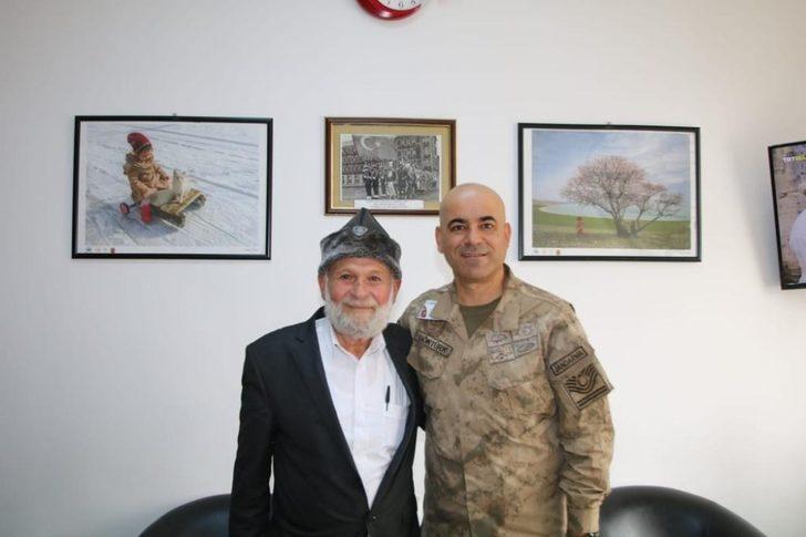 Van’a gelen ‘Elmacı Dede’  İl Jandarma Komutanlığını ziyaret etti G5