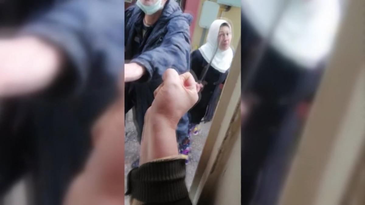 Mahalleyi u&ccedil;urmakla tehdit etmişti...Şimdi de tırpanla saldırdı