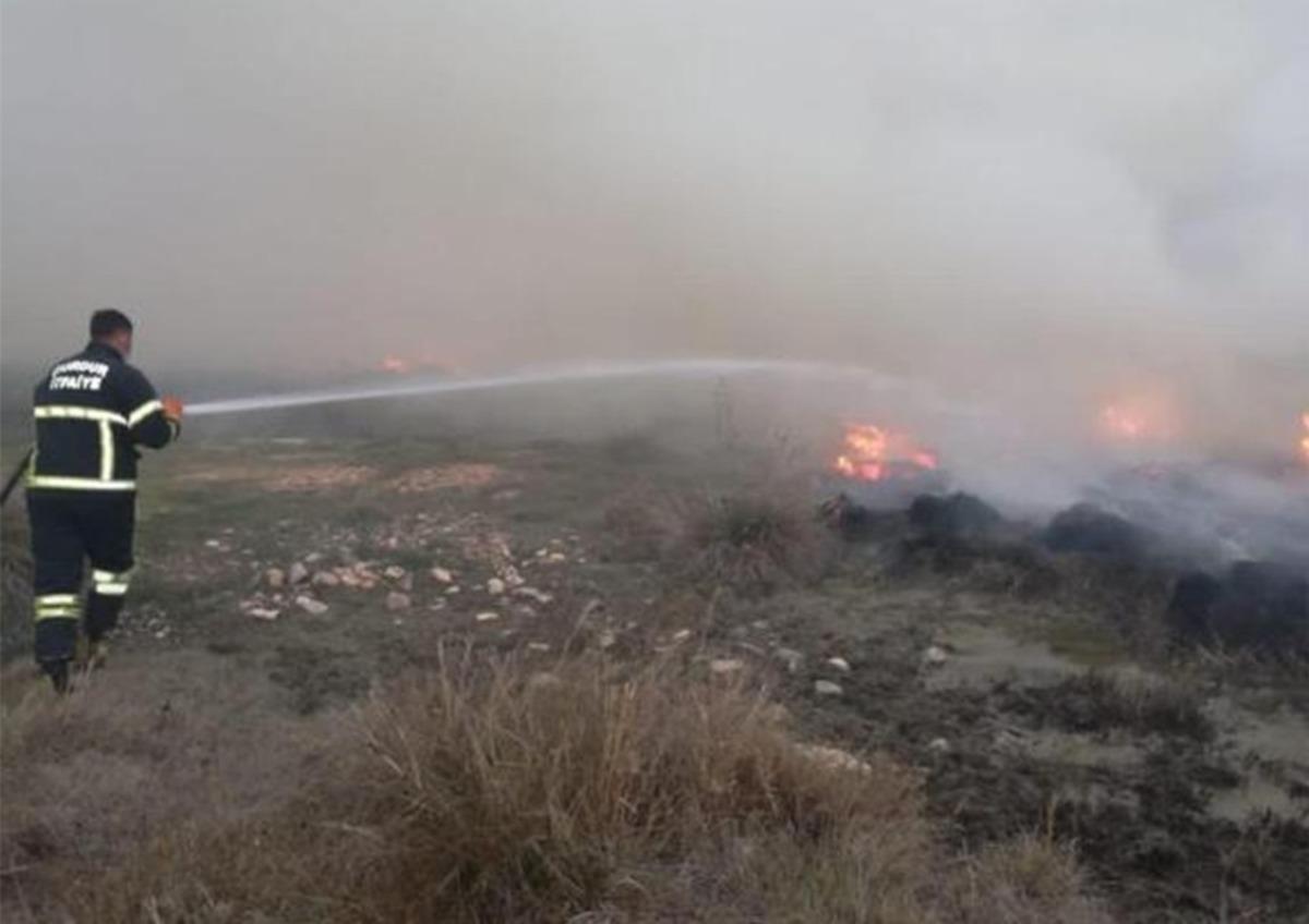 Burdur&rsquo;da 50 d&ouml;n&uuml;m arazi yandı, k&ouml;yl&uuml;ler trakt&ouml;r ve tankerlerle su taşıdı