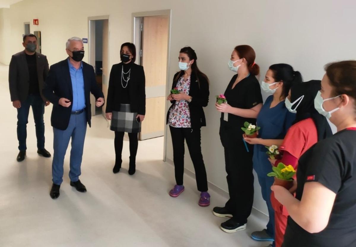 Kendisini korona vir&uuml;sten kurtaran sağlık&ccedil;ıları unutmadı