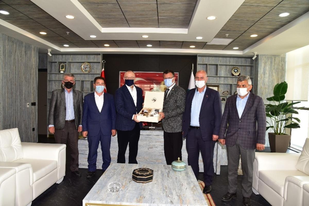 Başkan Erg&uuml;n, &Ouml;k&uuml;zc&uuml;oğlu ve Alaşehirli muhtarları ağırladı