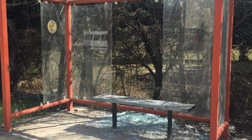 Devrek&rsquo;te dolmuş duraklarının camlarını kırdılar