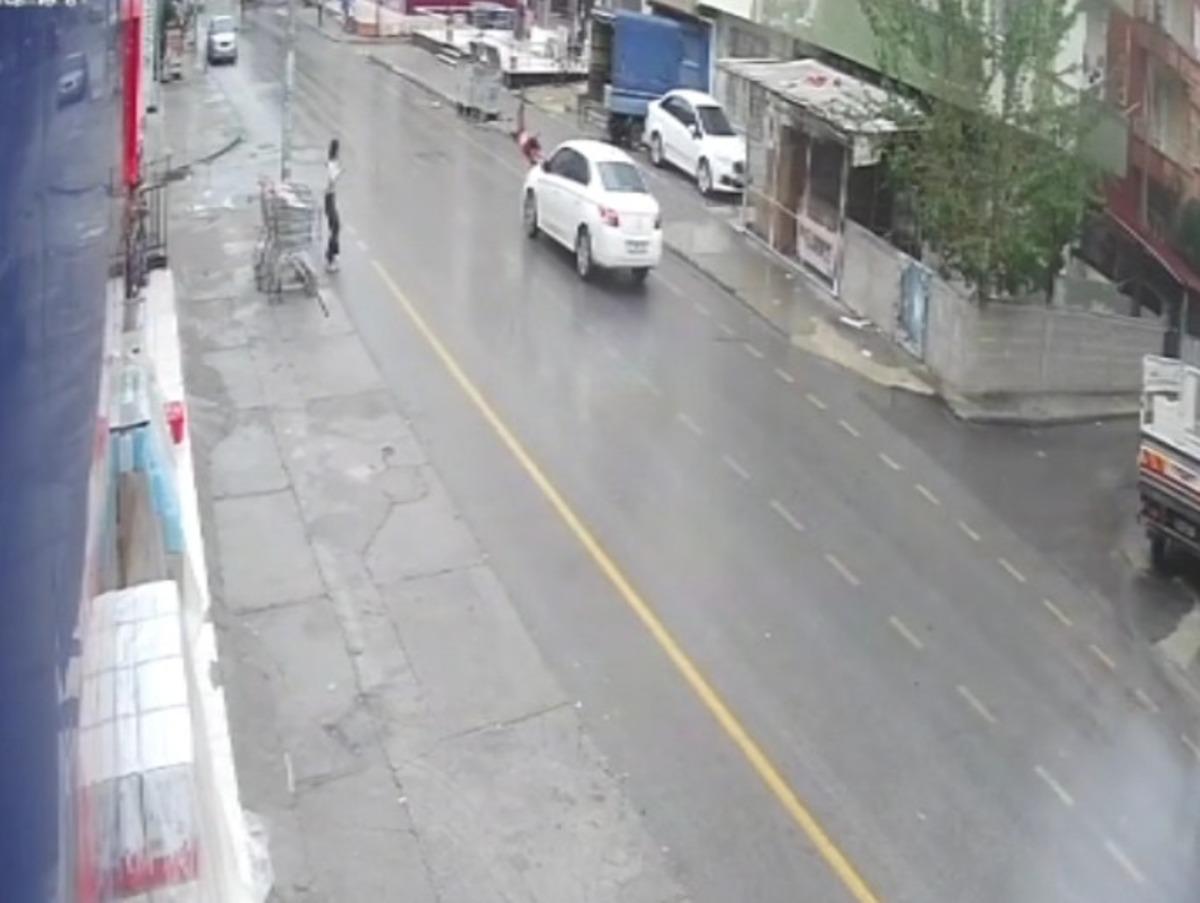 Otomobil k&uuml;&ccedil;&uuml;k kıza b&ouml;yle &ccedil;arptı