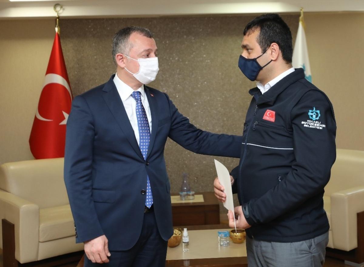 Yolcusunu hastaneye taşıyan otob&uuml;s s&uuml;r&uuml;c&uuml;s&uuml; &ouml;d&uuml;llendirildi